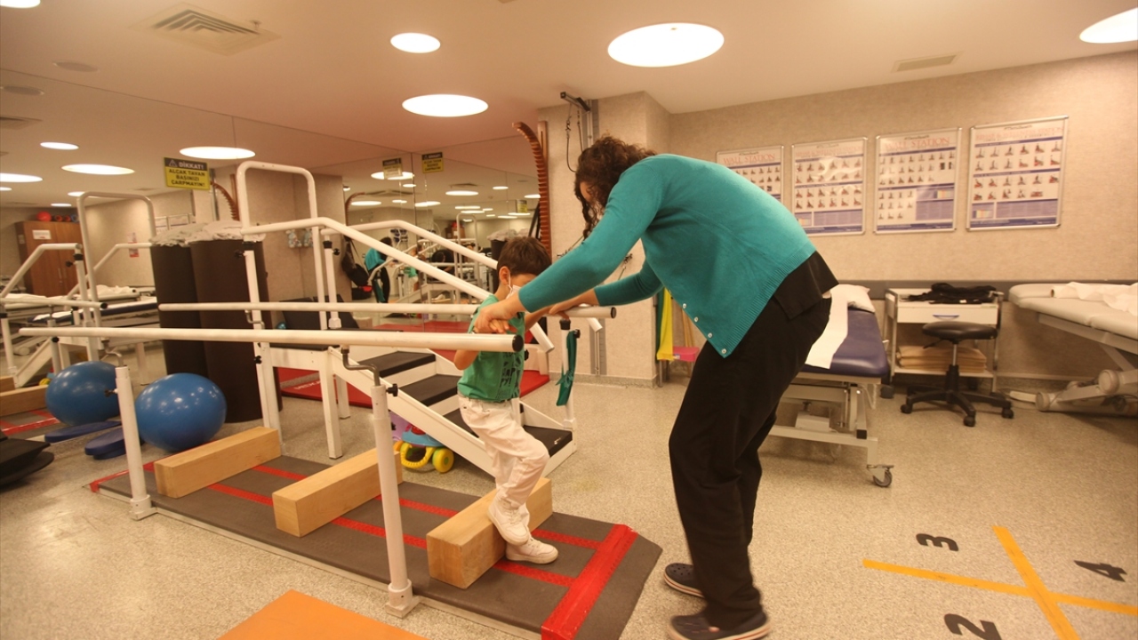 Küçük çocuğun yalnız yürüyebilmesi kendisinin yanı sıra ailesi ile onu tedavi eden sağlık çalışanlarını mutlu etti.