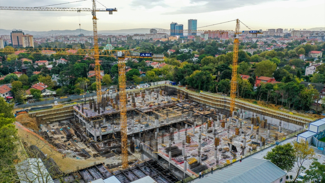 Levent`te 18 bin 500 metrekarelik arazide cami inşaatının devam ettiğini belirten Külünk, şu anda 12 bin 500 metrekarelik bir alanda eksi dördüncü katta çalışmaların sürdüğünü aktardı.