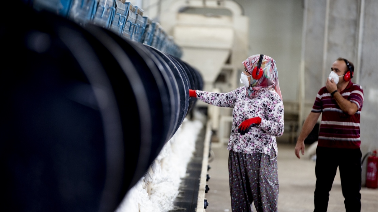 Pamuk alımı yapan Antalya Pamuk ve Narenciye Tarım Satış Kooperatifleri Birliği (ANTBİRLİK), bu yıl da çiftçilerin ürünlerini tarladan alıp, satışa sunuyor. 