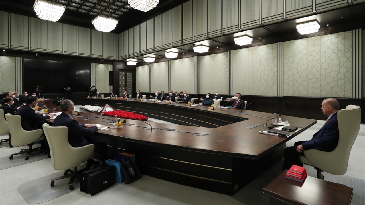 Cumhurbaşkanlığı Külliyesi`ndeki kabine toplantısı, saat 15.50`de başladı.