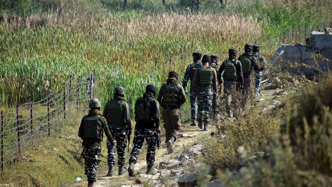 Ülke basınında yer alan habere göre, yetkililer Srinagar`da kimliği belirsiz kişilerce askerlere silahlı saldırı düzenlediğini bildirdi.