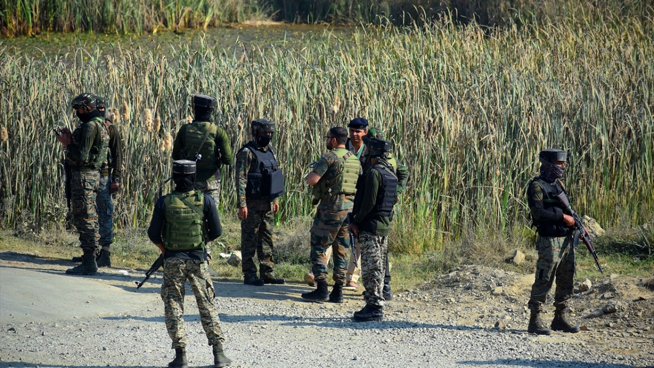 Saldırıda 2 askerin hayatını kaybettiği ve saldırganların kaçtığı belirtildi.