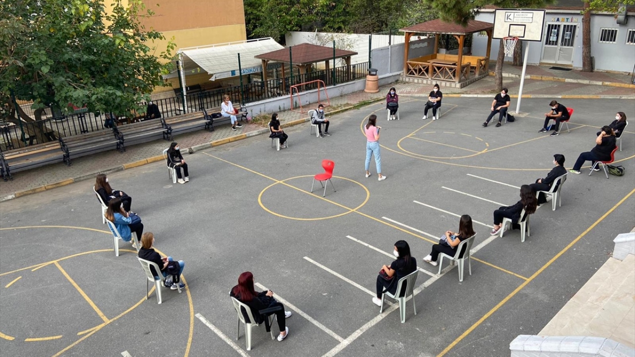 Yeni tip koronavirüs (Covid-19) salgını nedeniyle uzaktan eğitimle başlayan 2020-2021 eğitim öğretim yılında bugün itibarıyla meslek liseleri için yeni bir uygulama hayata geçirildi.    