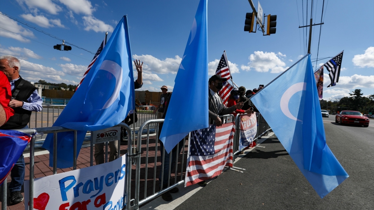 Doğu Türkistan bayrakları taşıyan küçük bir grup da kalabalık grupla birlikte ABD Başkanı`na desteklerini gösterdi.