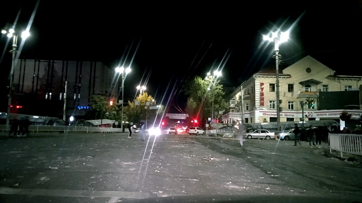 Göstericilerin kontrolündeki Cumhurbaşkanlığı Sarayı`nda olası yağma olaylarına karşın vatandaşların içeriye alınmamasına çaba sarf ediliyor. 