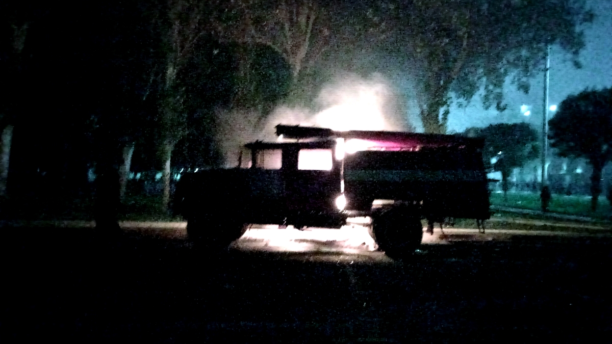 Bişkek Belediyesi ekipleri de bina önündeki cadde ve alandaki araç enkazlarını kaldırma ve temizlik çalışmalarını yürütüyor. 