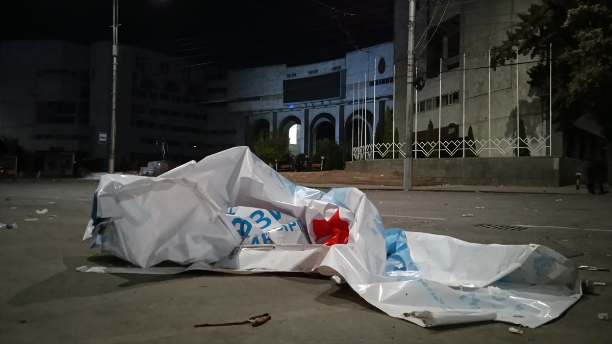 Polisin gaz ve ses bomba müdahalesi sonucunda 100`den fazla polis ve göstericinin yaralandığı ifade ediliyor.