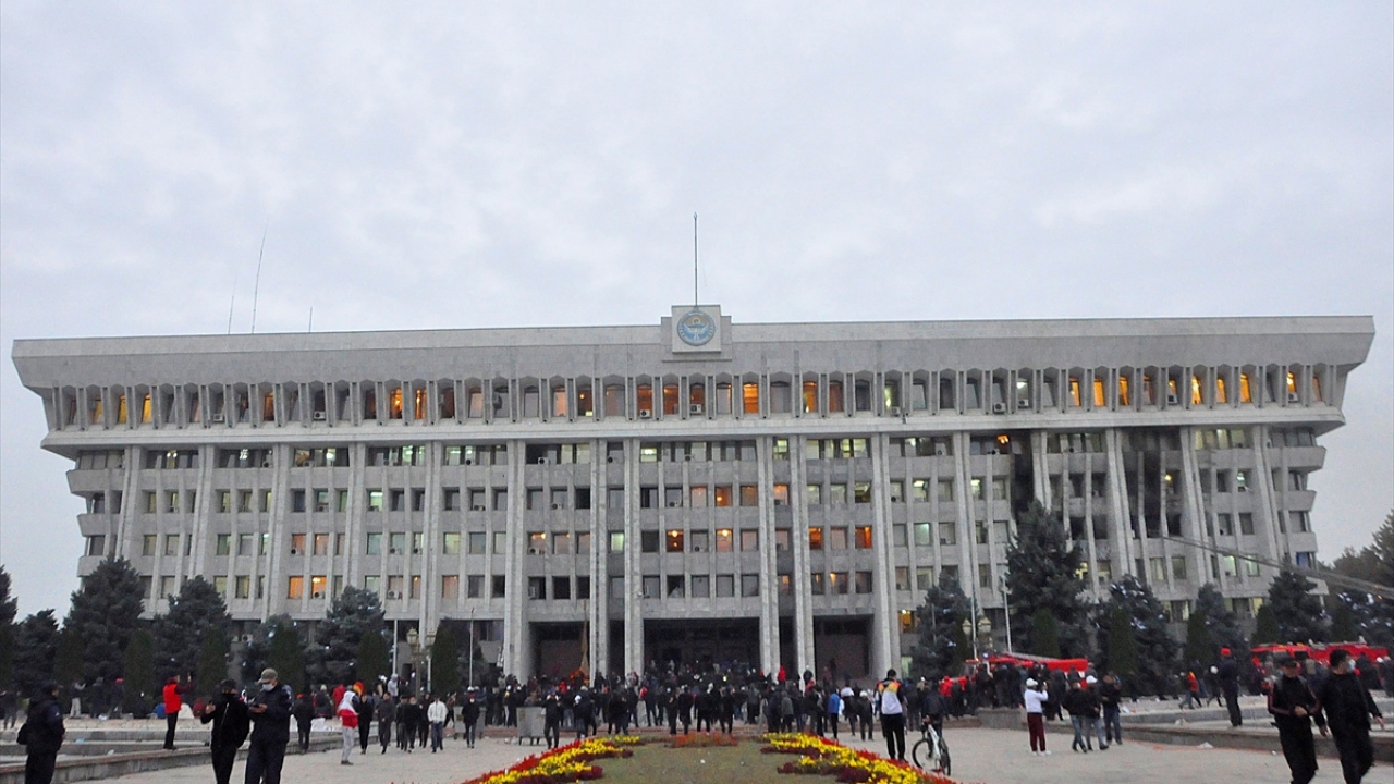 Göstericilerin işgal ettiği Cumhurbaşkanlığı Sarayı`nın üst katlarında sabah saatlerinde henüz bilinmeyen nedenle yangın çıktı.