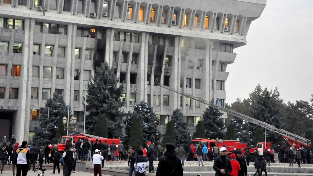 İtfaiye ekiplerinin müdahalesiyle yangın kontrol altına alınırken, binada soğutma çalışmaları devam ediyor.