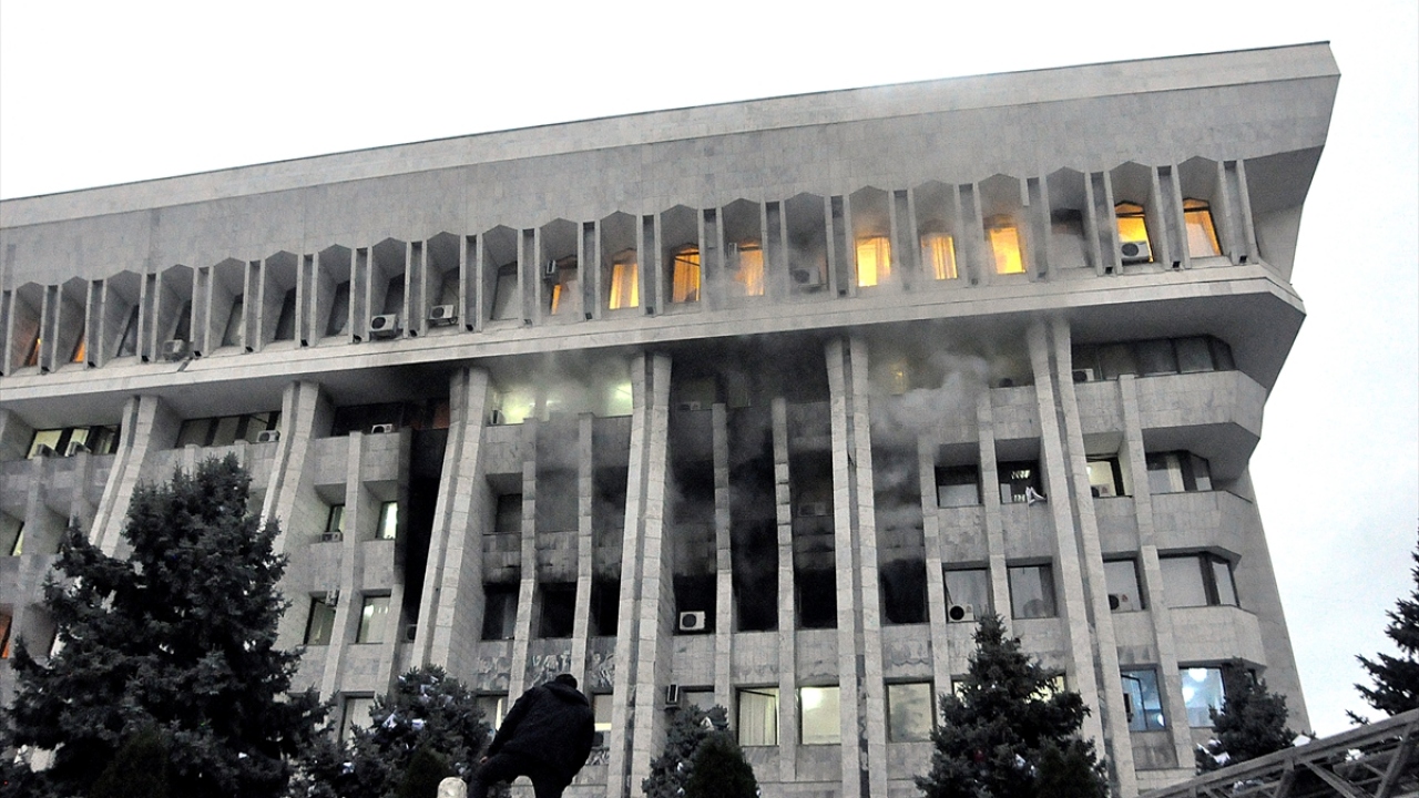 Bu arada, Cumhurbaşkanlığı binasına akın eden vatandaşlar "Kırgızistan" sloganları atıyor.