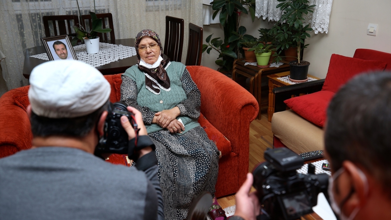 Ekip, şehidin annesi Emine Kıdıman ile evinde ve mezarlıkta çekimleri yaptı.