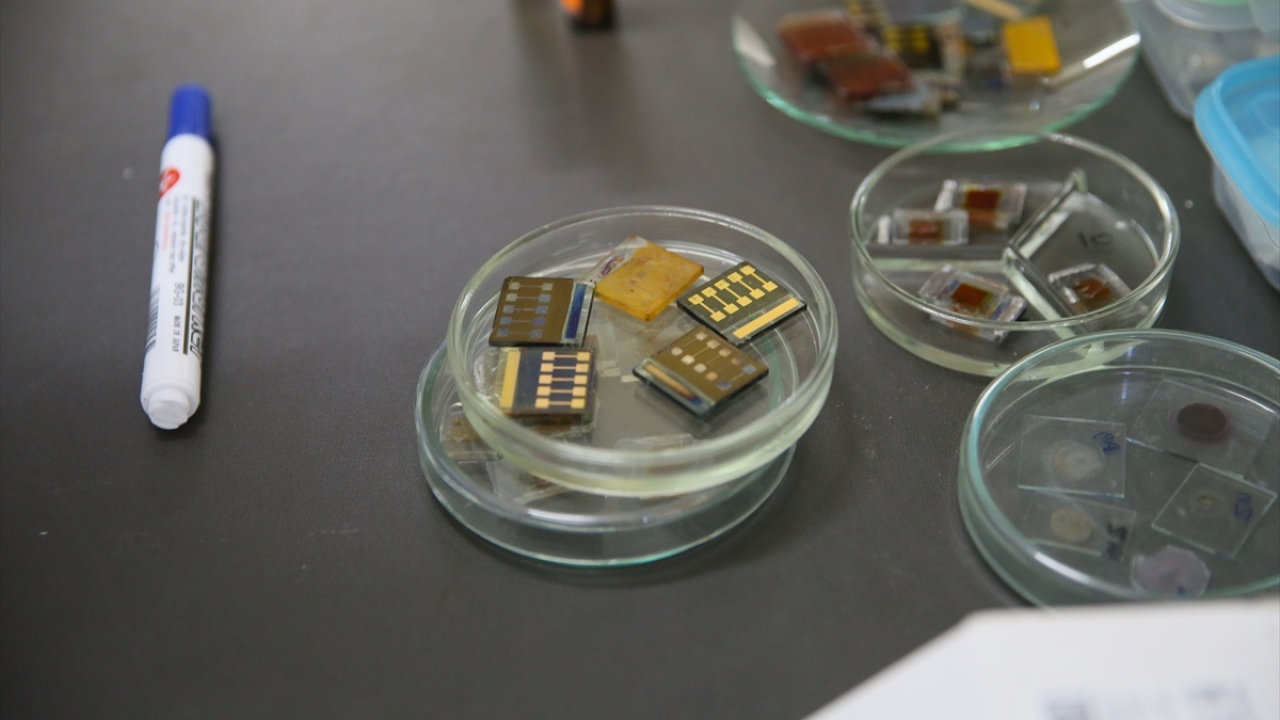 Çalışmalarını yoğunlaştıran uzmanlar, atom altı nanoparçacık olan ve daha önce 2-10 nanometre boyutlarında üretilebilen altın kuantum noktayı, 1 nanometre boyutunda üretmeyi başardı.