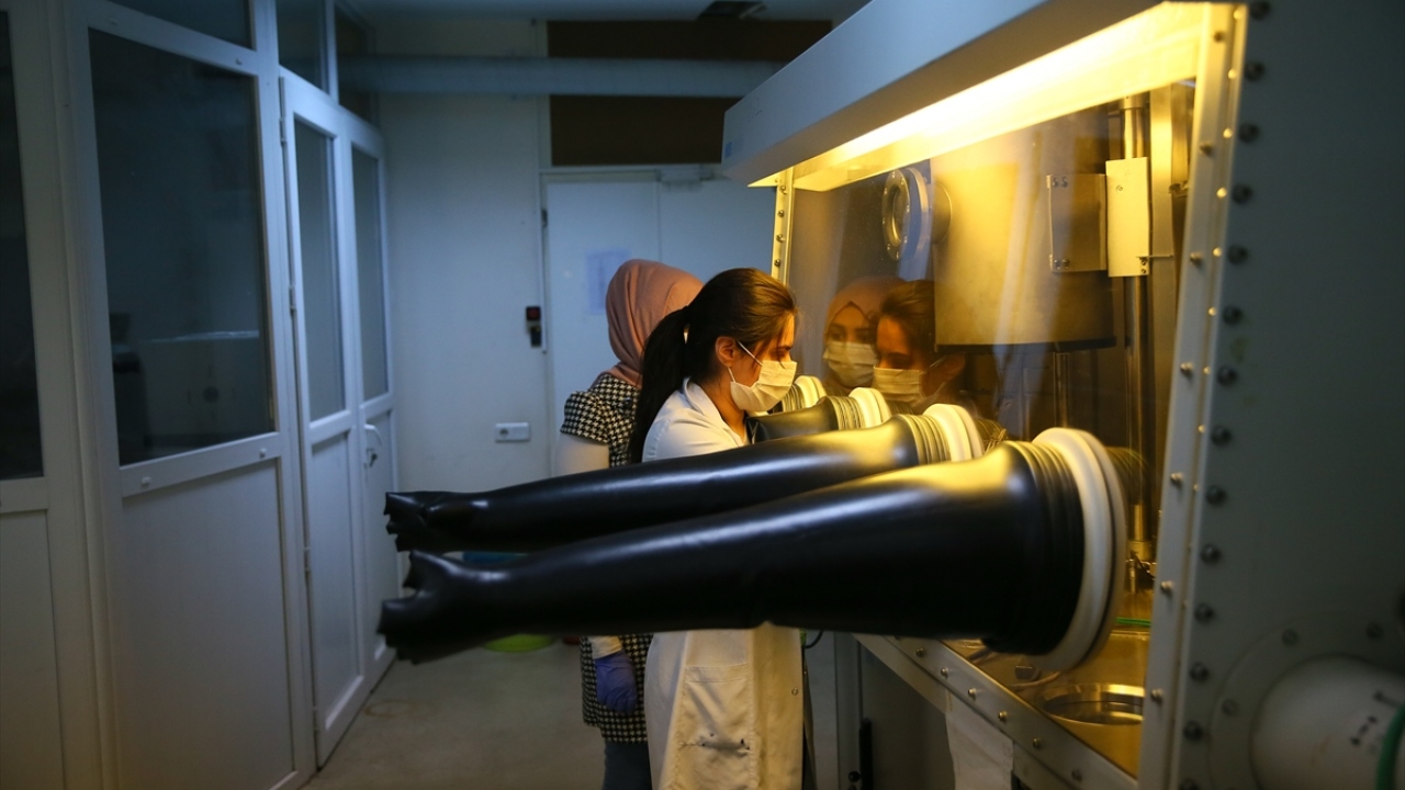 Mevcut güneş pillerinden daha az ışıkla çalışabildiği için iç mekanlarda kullanılabilen sistem, cama, perdeye monte edilerek odaya giren güneş ışığını enerjiye çevirebiliyor.