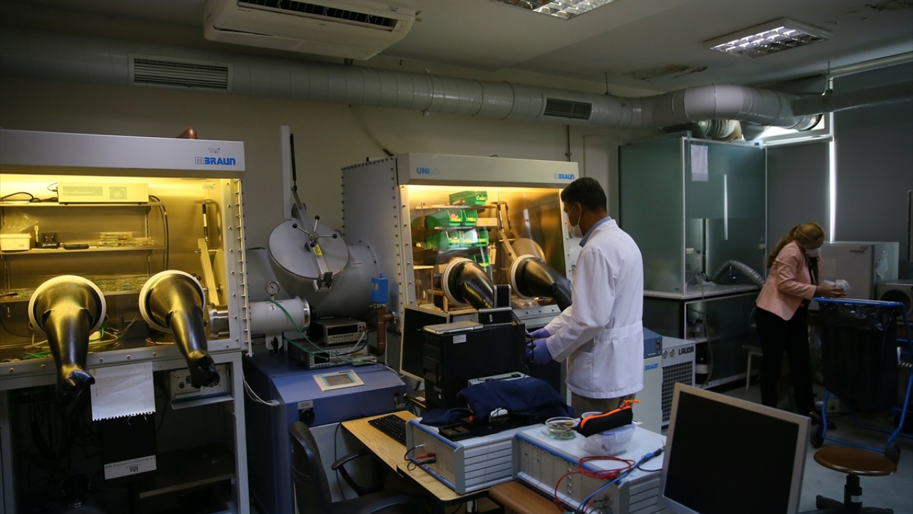 Prof. Dr. Ela, silisyum teknolojisi ile yeni nesil güneş hücreleri teknolojisini bir araya getiren bu yeni yöntemin iç mekan dahil birçok yerde kullanılabileceğini anlattı.