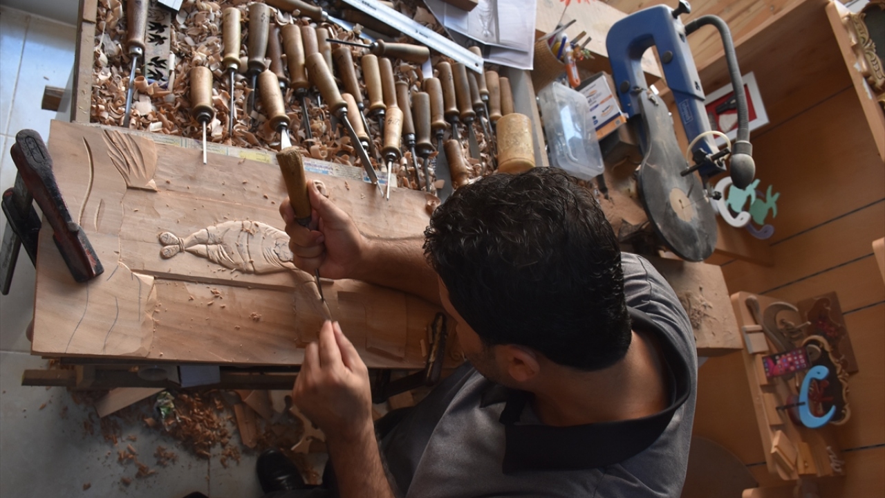 Ahşap oymacılığına 10 yaşındayken bir ustanın yanında çırak olarak başlayan ve 30 yıldır bu işi icra eden Tektaş, ağırlıklı olarak Selçuklu ve Osmanlı motiflerini ağaca işliyor. 