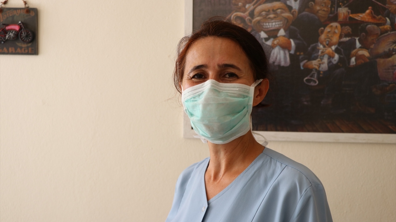 Hemşire Havva Özkılıç da 29 yıllık çalışma hayatının en zorlu, en endişeli günlerini salgın sürecinde yaşadığını belirtti.