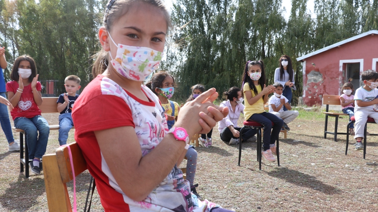 Bu kapsamda ilk olarak Çamurlu köyündeki ilköğretim okulunu ziyaret eden gönüllüler, okul bahçesinde sosyal mesafe ve maske kurallarını gözeterek öğrencilere konser verdi.