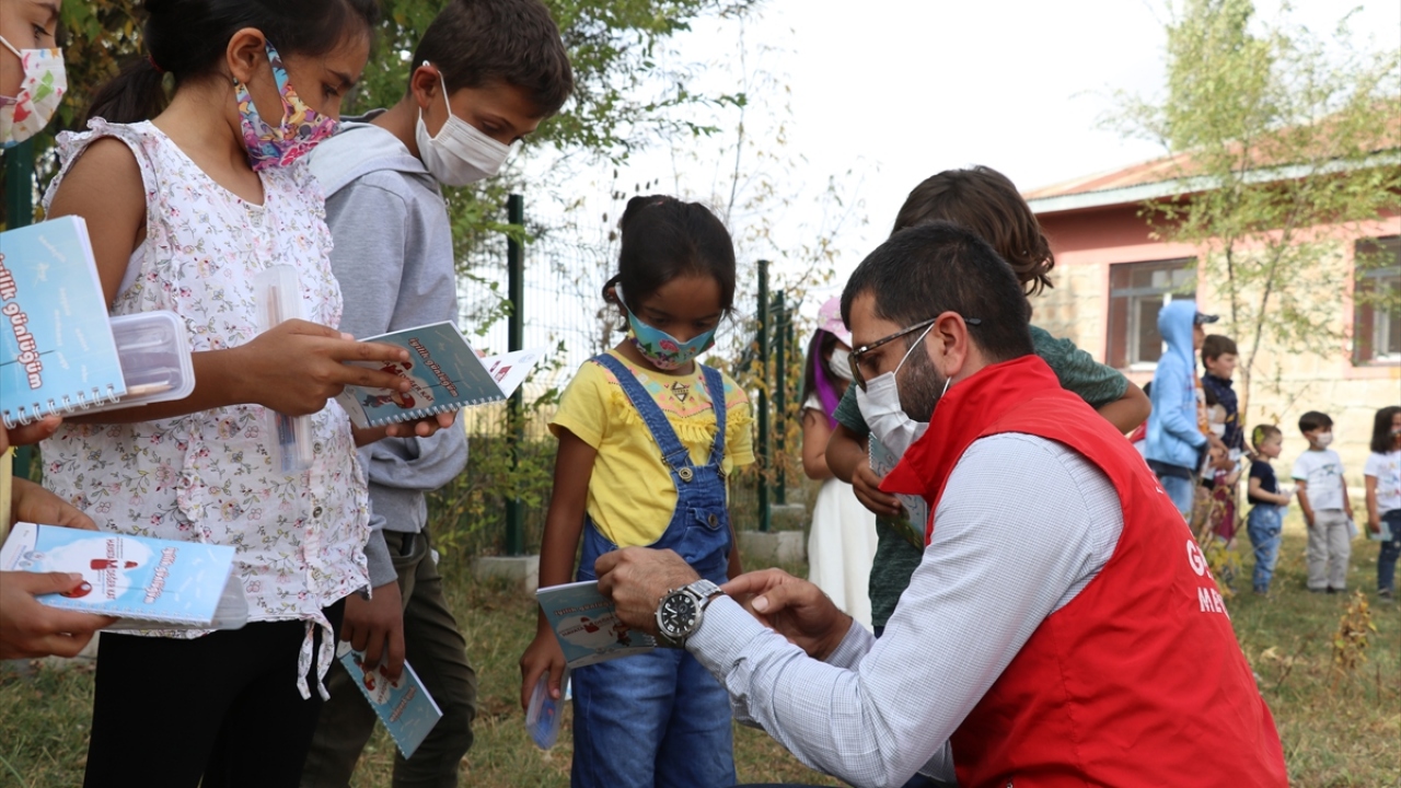 Şarkı ve türkülere eşlik ederek keyifli zaman geçiren minik öğrencilere, gönüllüler çeşitli hediyeler dağıttı.