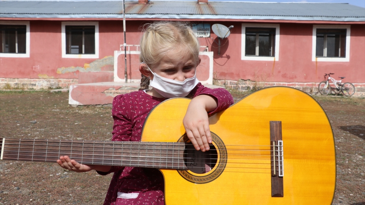 Gençlik Lideri Cihangir Aslan, Covid-19 nedeniyle faaliyetlerinin azaldığını ancak müzik atölyelerini açık alanlara taşıma kararı aldıklarını söyledi. 