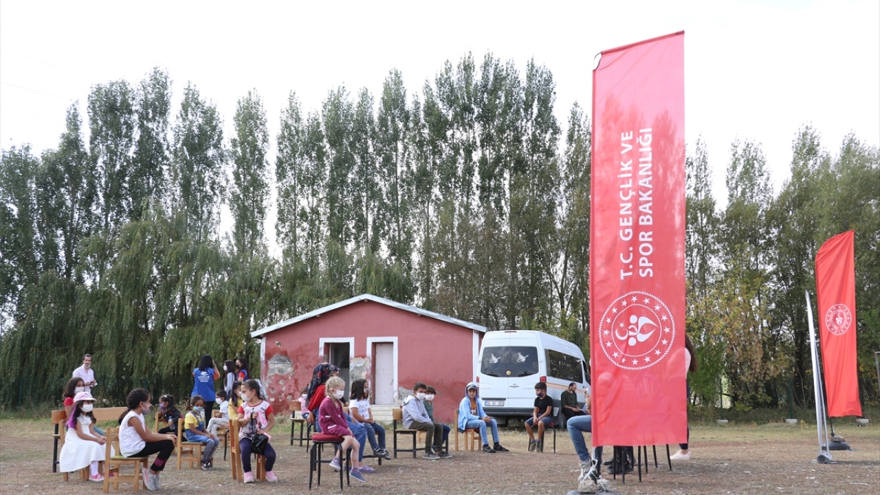 Gençlik ve Spor İl Müdürlüğüne bağlı Gençlik Merkezi gönüllüleri, Kovid-19 salgını döneminde köylerde yüz yüze eğitim gören ana sınıfı ve birinci sınıf öğrencilerine yönelik çalışma başlattı. 