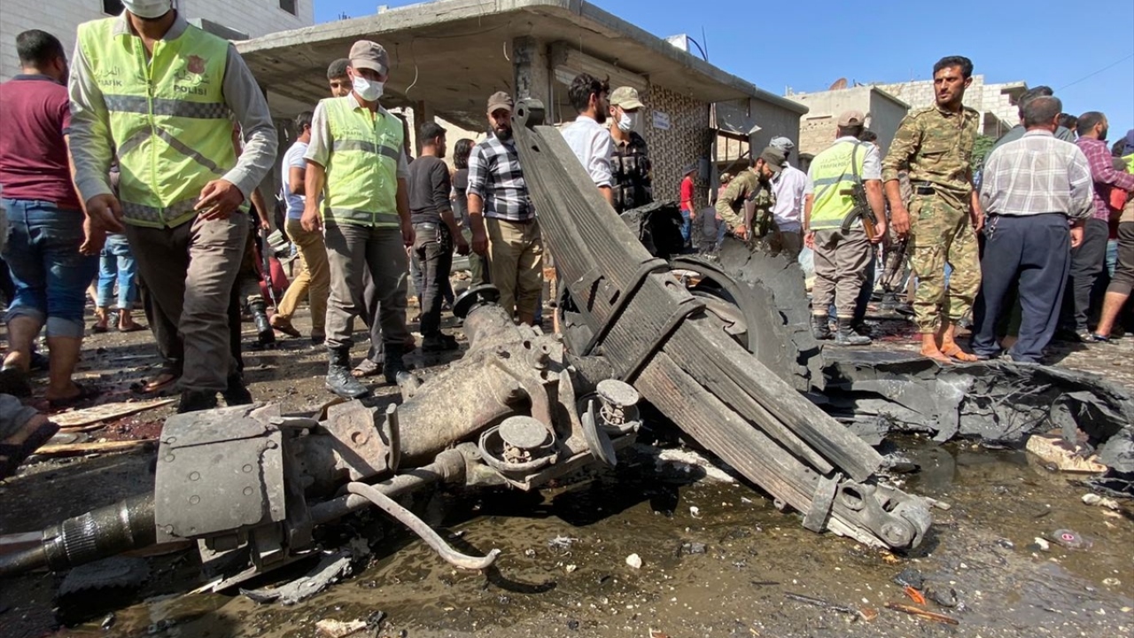 Bölgeye intikal eden Sivil Savunma (Beyaz Baretliler) ekipleri enkaz altında kalan sivillere ulaşmaya çalışıyor.