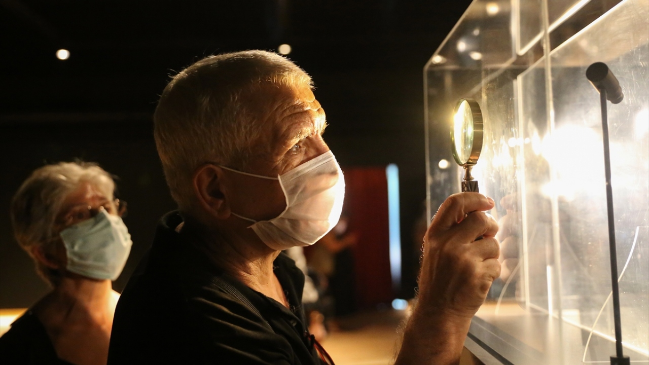 Portre için Saraçhane başkanlık sarayındaki balo salonu yeniden düzenlenerek sergi salonuna çevrilirken, portreyi ilk gün görmek isteyen vatandaşlar, HES kodu ve ateş ölçümünün ardından içeriye alındı.