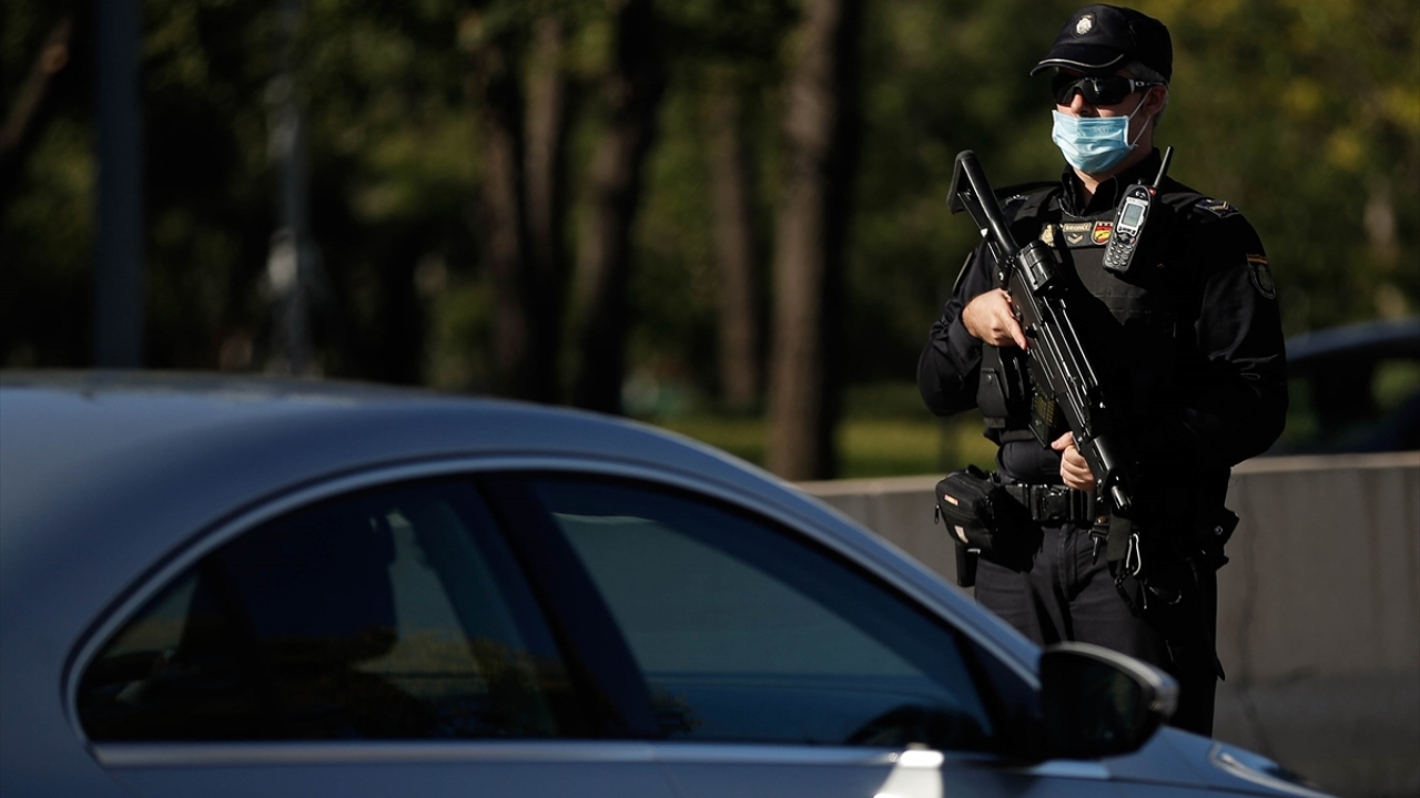 Polis ekipleri, dolaşım kısıtlamaları nedeniyle çeşitli noktalarda uygulama yaptı.