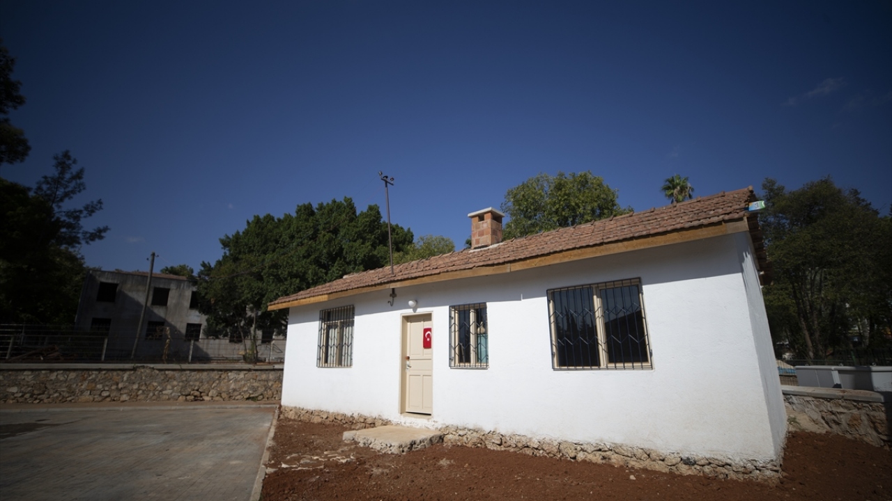 Köyden kente göçen bazı ailelerin imarsız alanlarda izinsiz inşa ettikleri, bir gecede tamamlanması nedeniyle de "gecekondu" olarak bilinen kaçak yapılar, uzun yıllar şehirlerin önemli kentleşme sorunları arasında yer aldı.