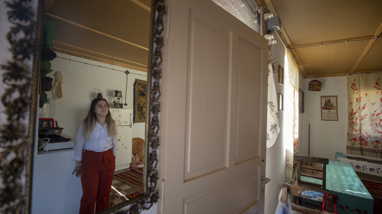 Büyükşehirlere göçün simgesi haline gelen, birçok şarkıya, şiire ve senaryoya ilham kaynağı olan gecekondular, kentsel dönüşümlerin hız kazandığı günümüzde ise yerlerini modern yapılara bırakıyor.