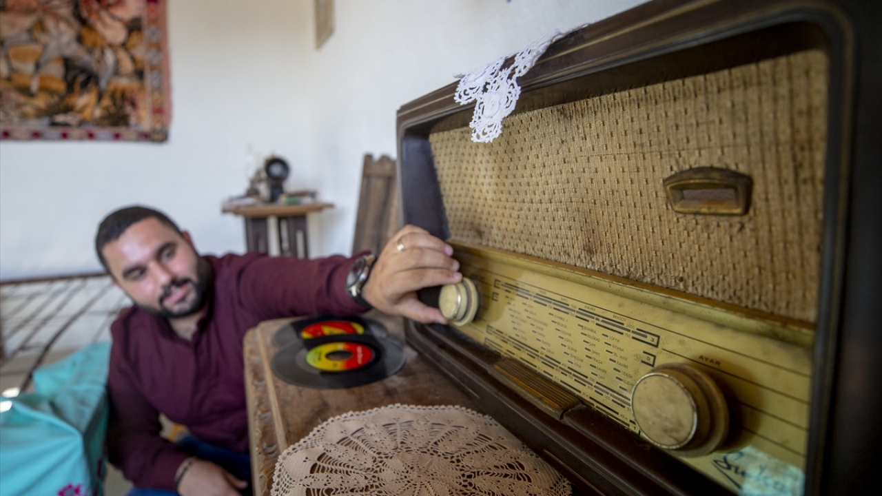 Antalya Kepez Belediyesi de gecekondu konusunda farklı bir projeye imza attı. Planlı, projeli, tasarımını mimarların yaptığı, inşaatını belediye ekiplerinin gerçekleştirdiği bir "gecekondu" inşa edildi.