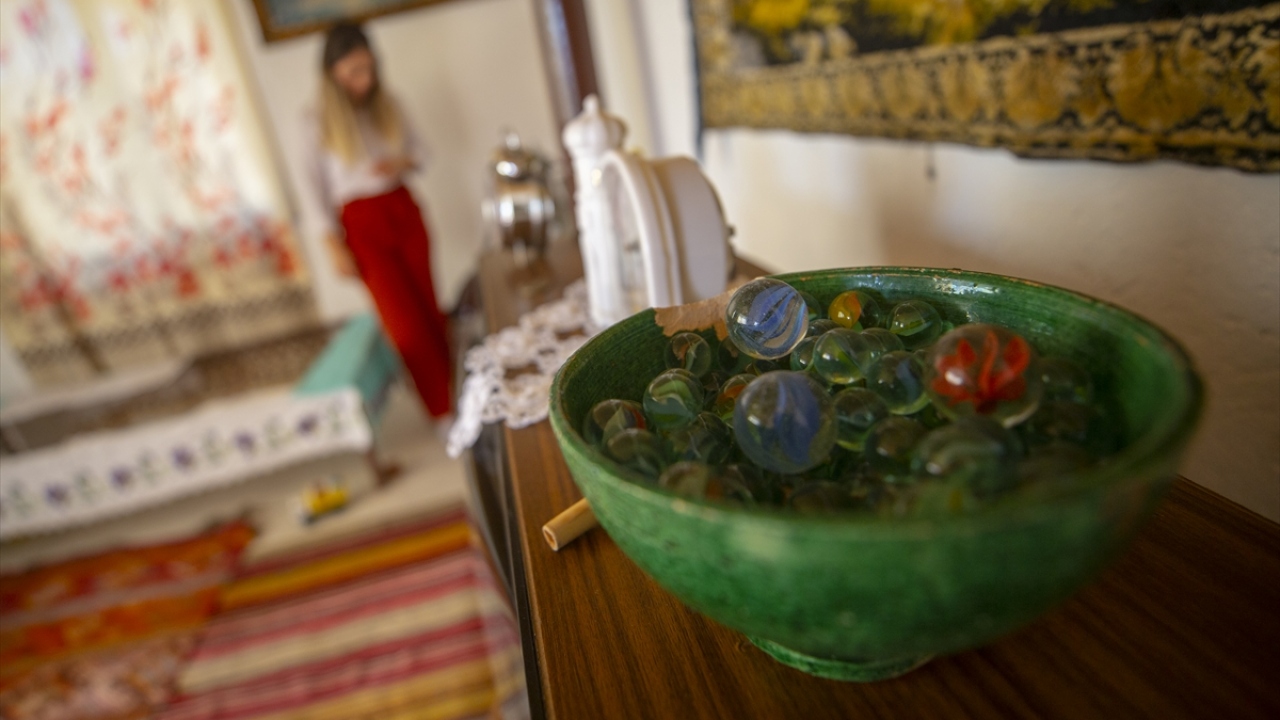 Müzenin 70 metrekarelik bir alanda kurulu olduğuna değinen Tütüncü, içinin de yine o dönemdeki bir gecekonduya uygun şekilde dizayn edildiğini söyledi.