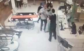 Sedyeden kalktı doktorlara saldırdı