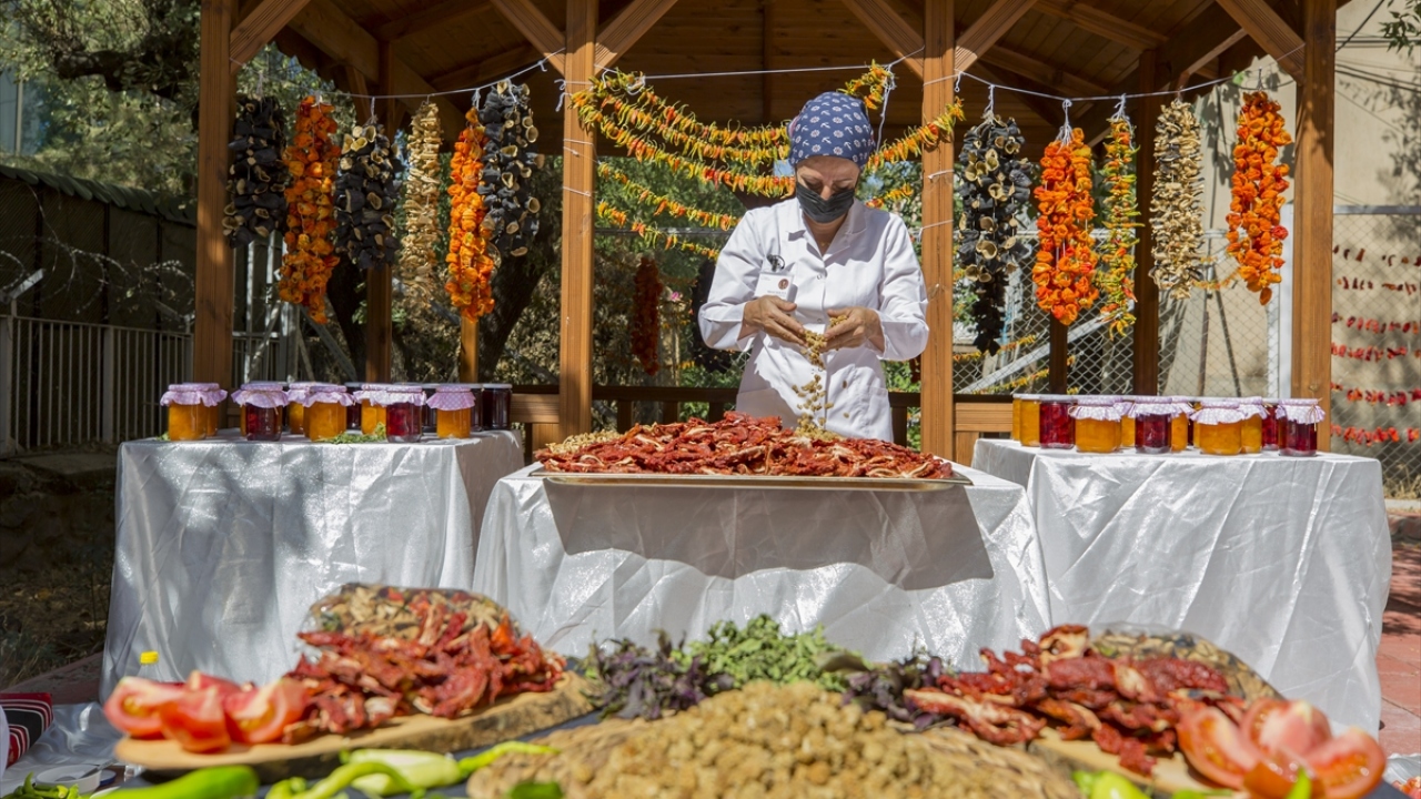 Diyarbakır`da Olgunlaşma Enstitüsü yiyecek içecek hizmetleri atölyesinde, sebze ve meyve kurutması, konserve, salça, turşu, reçel gibi ürünler, geleneksel yöntemlerle hazırlanarak satışa sunuluyor.