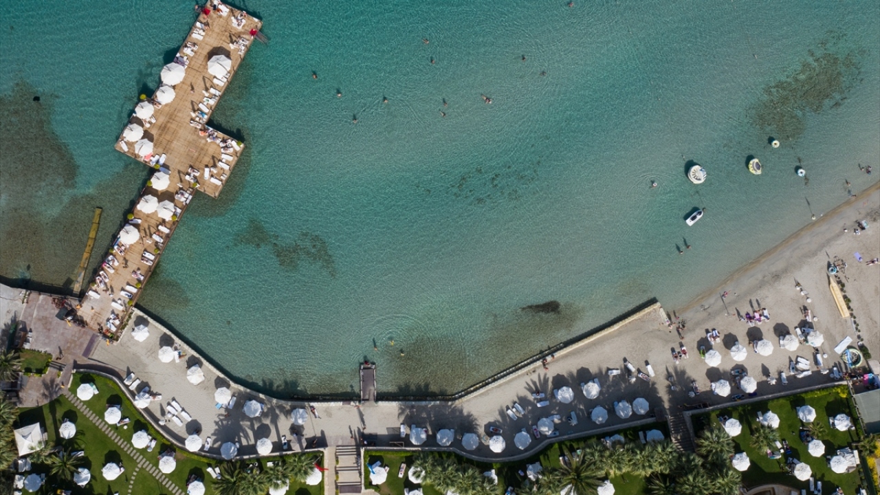 Termometrelerin 37 dereceye kadar yükseldiği Aydın`da vatandaşların tercihi, Kuşadası ve Didim sahilleri oldu. 