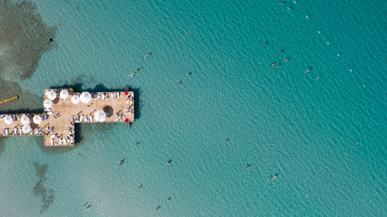 Kuşadası ilçesinde Kadınlar Denizi Sahili, Kuştur Plajı, Sevgi Plajı ve Dilek Yarımadası Büyük Menderes Deltası Milli Parkı`ndaki koylarda yerli ve yabancı turistler yoğunluk oluşturdu.