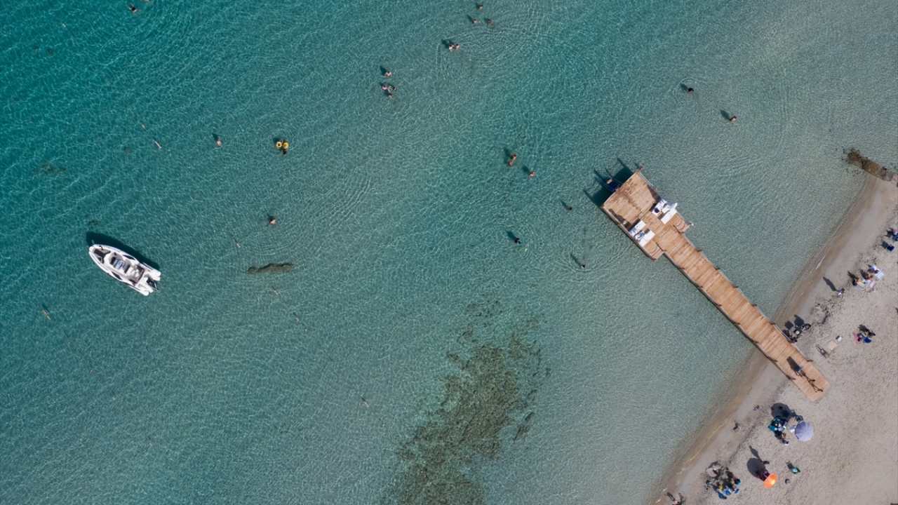 Bazı vatandaşlar da su parklarında eğlenmeyi tercih etti.