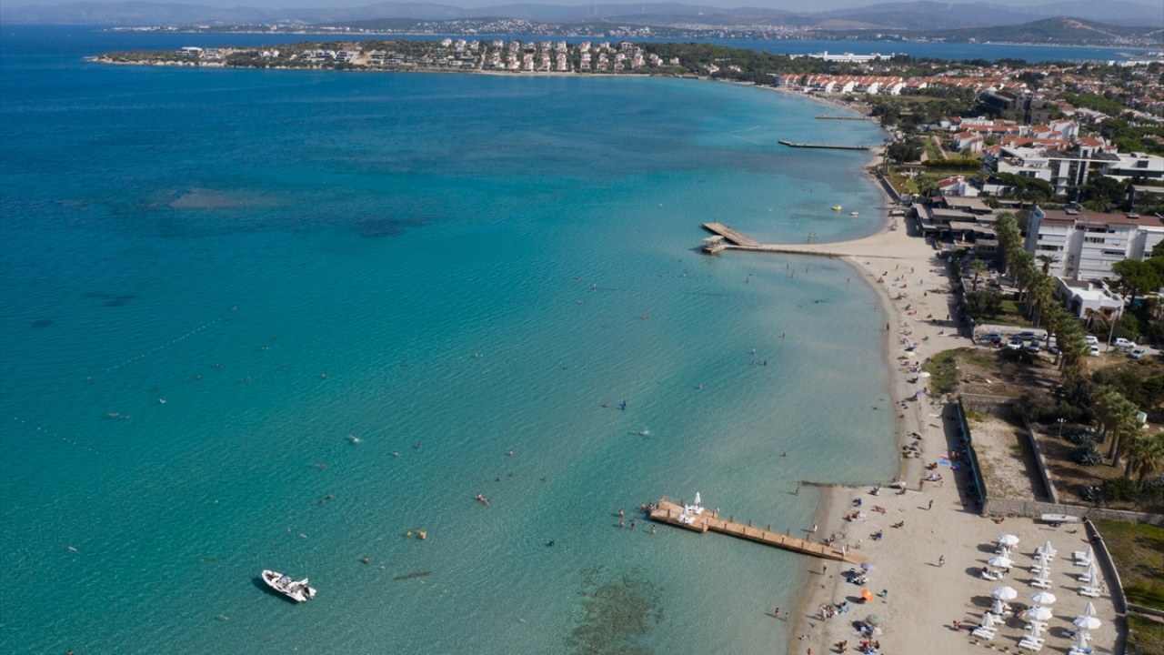 Didim ilçesinde ise dünyaca ünlü Altınkum Plajı`nda vatandaşlar denizin keyfini çıkardı.