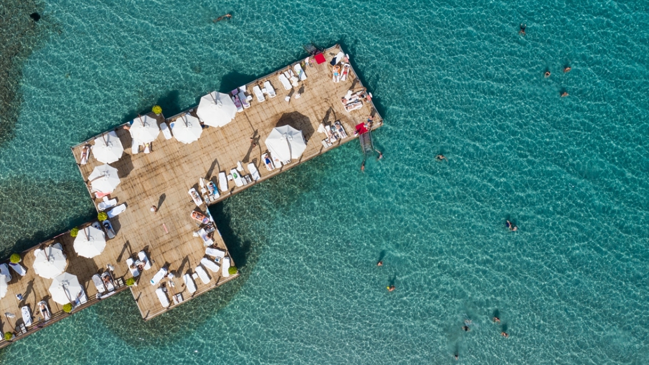 İzmir`in Çeşme ilçesinde de turizm yoğunluğu devam ediyor. 