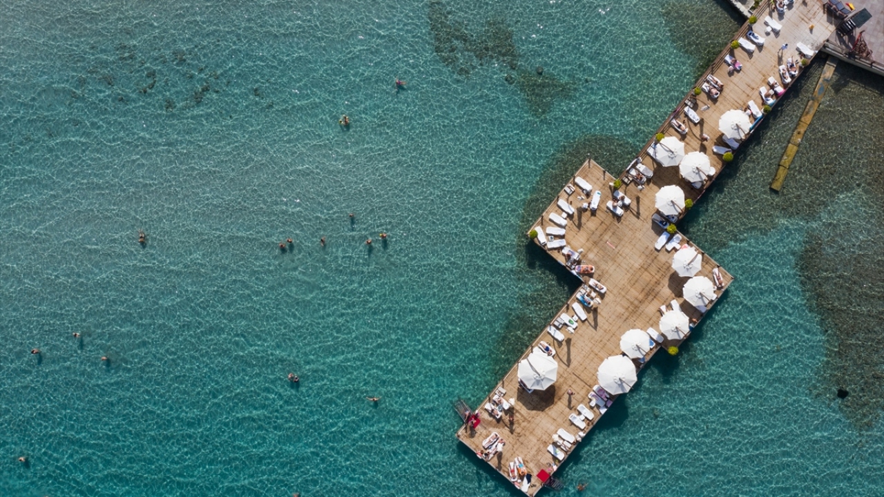 Hava sıcaklıklarının mevsim normallerinin üzerinde seyrettiği Çeşme`de, sahillerdeki görüntüler yazı aratmadı. 