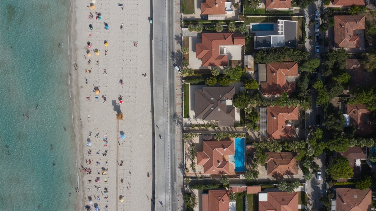 Tatil için Çeşme`ye gelen Atıf Gönülşen, turizm sezonun devam ettiğini söyledi.