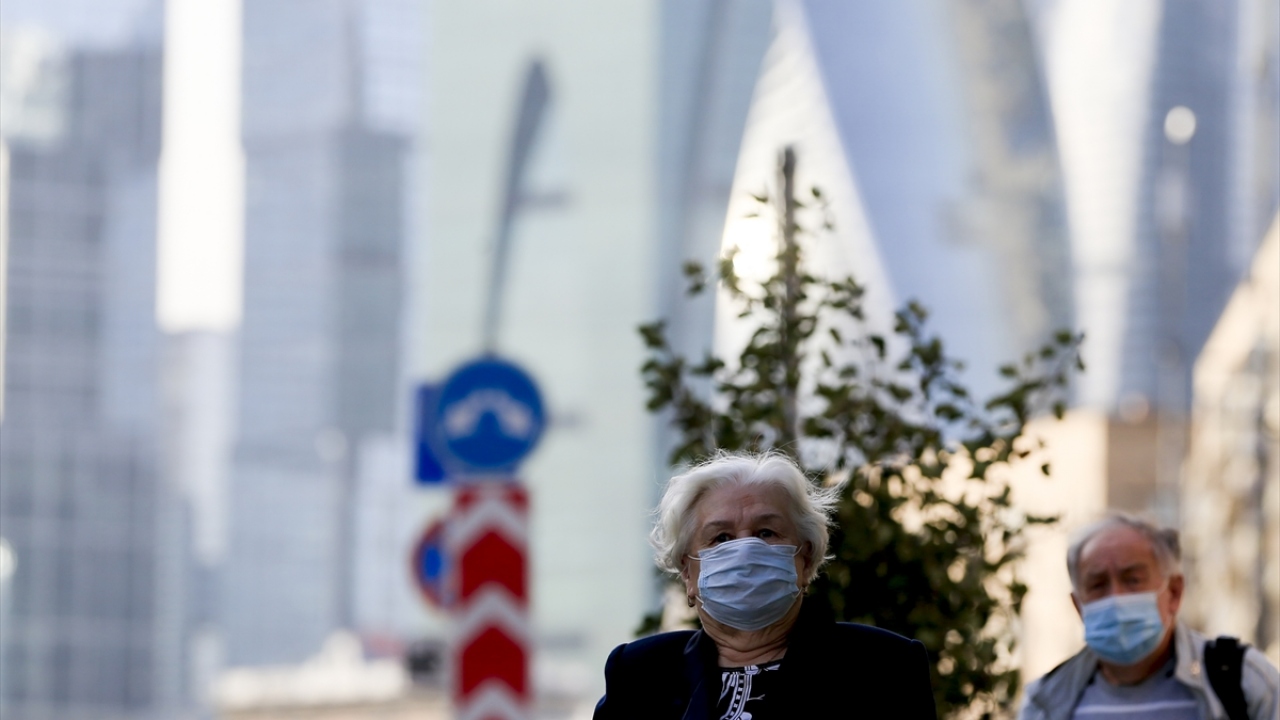 Vaka sayılarında artışların azalmasıyla ülkenin büyük bölümünde tedbirler gevşetilmiş ancak kapalı ve kalabalık ortamlarda maske ve eldiven zorunluluğu getirilmişti.