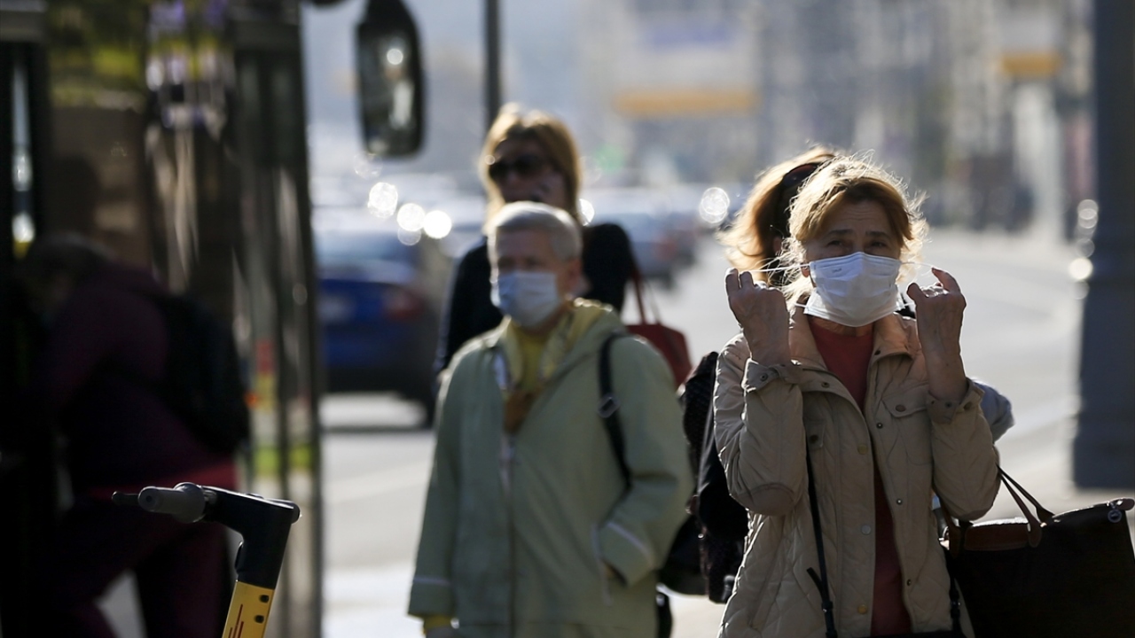 Ülkede 1 Eylül`de yeni eğitim öğretim yılı başlamış, okullarda maske ve sosyal mesafe zorunluluğu getirilmemişti.