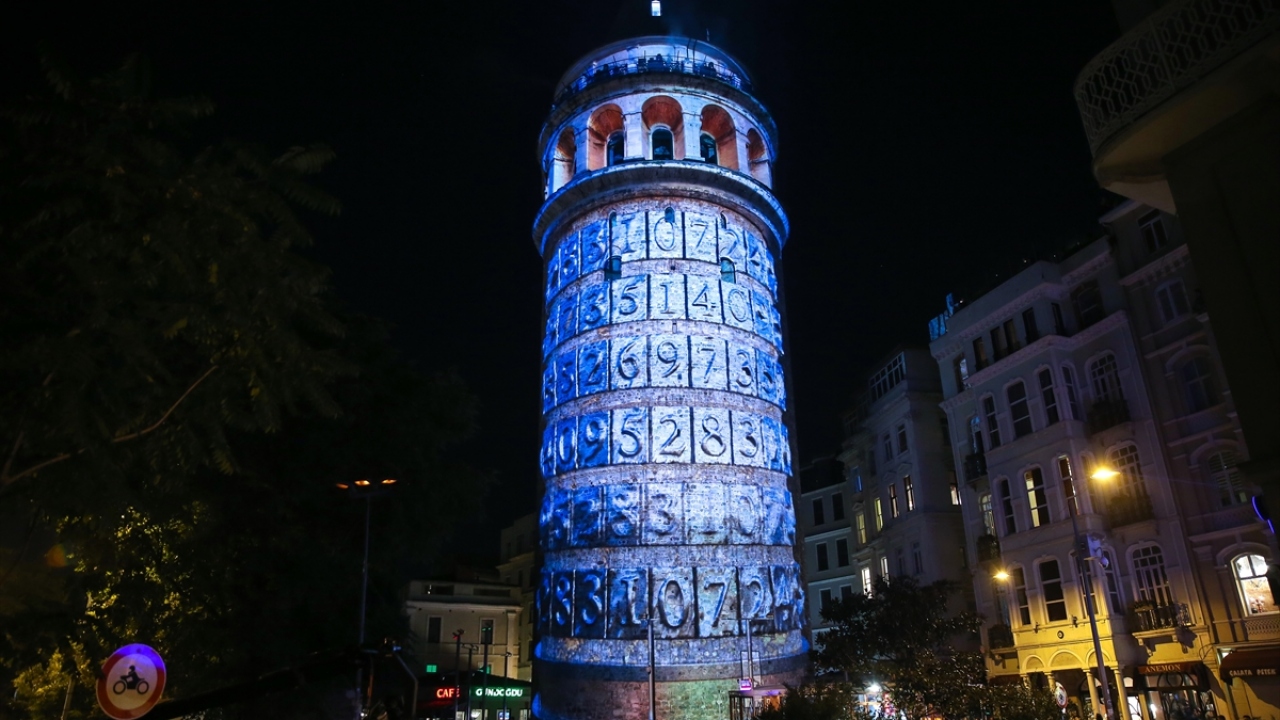 Yoğun ilginin yaşandığı törene, Ersoy`un eşi Pervin Ersoy`un yanı sıra İstanbul Valisi Ali Yerlikaya ile Beyoğlu Belediye Başkanı Haydar Ali Yıldız eşleriyle katıldı.