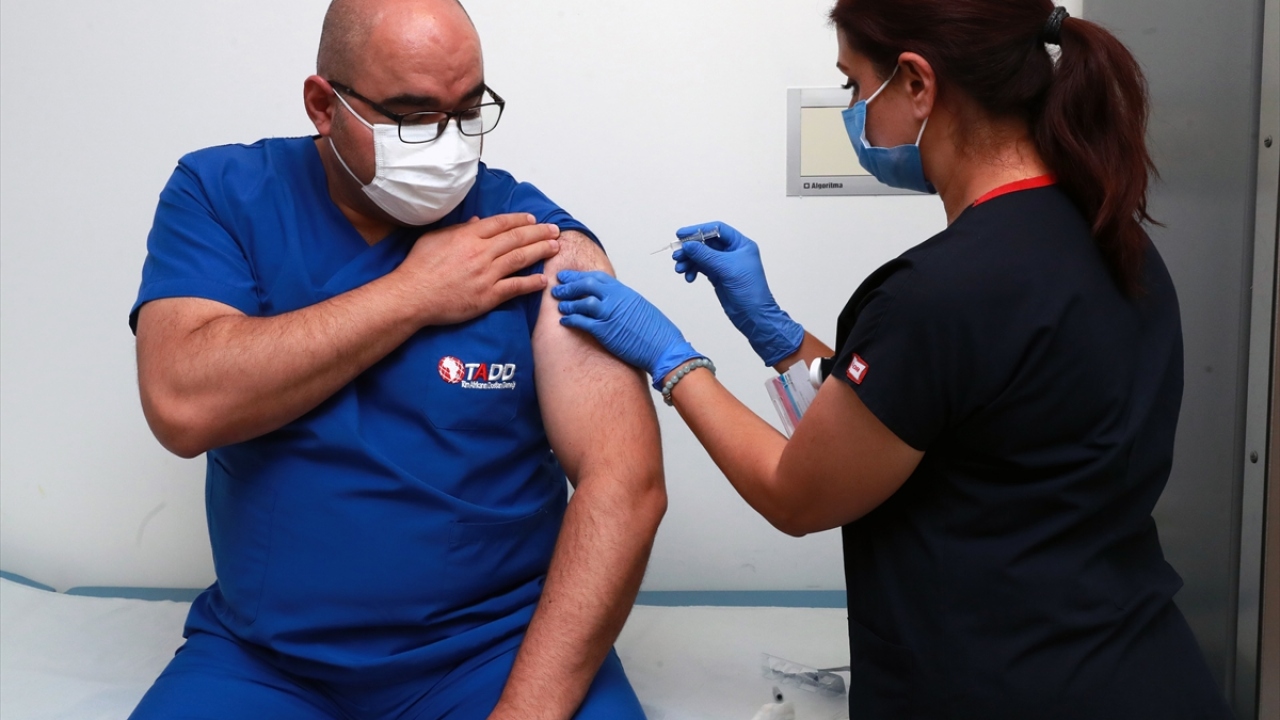 Şu anda sadece tedbirlerle yayılımın önüne geçmeye, bulaşı engellemeye çalışıldığının altını çizen Surel, şunları kaydetti: