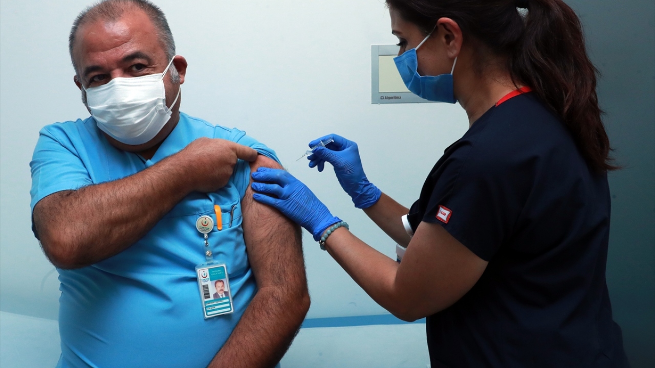 Aşı deneme uygulamaları Türkiye`de 25 merkezde yapılıyor. Tamamen gönüllülük esasıyla yapılan aşının Türkiye`de 13 bin kişiye uygulanması planlanıyor. 