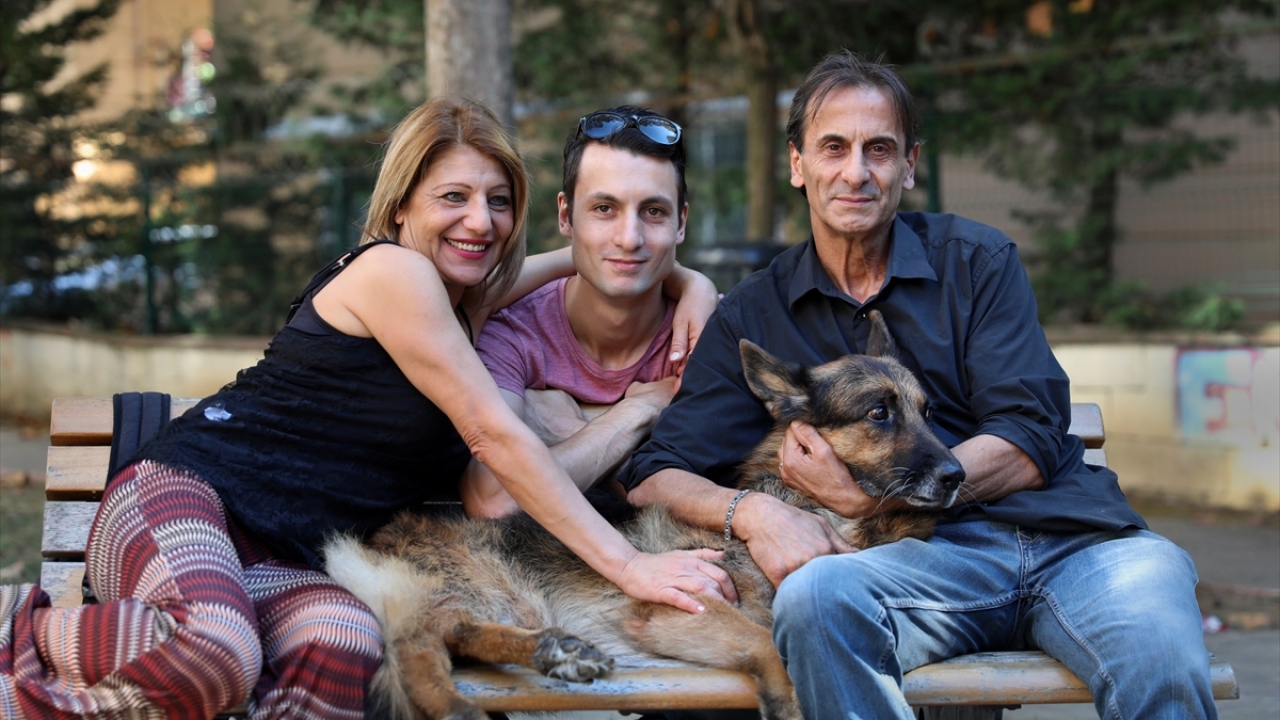 Erhan Kurkun, Belçika`da 50 yıl yaşadıktan sonra 7 yıl önce tatil için gittiği İspanya`nın Tenerif Adaları`nda eşi Simona Ferrigno ve köpeği Diuk ile tanıştı.
