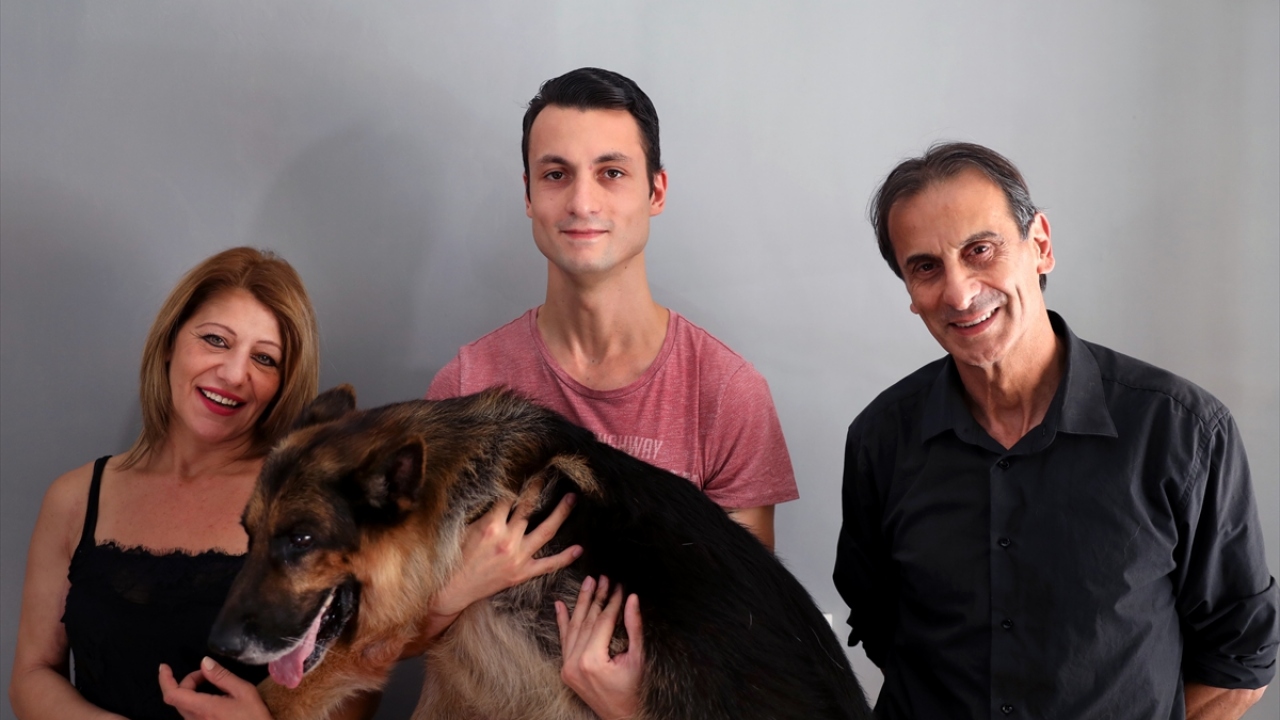 Bu süreç içinde her zaman olduğu gibi köpeği Diuk`u parka, denize ve yüzmeye götüren Kurkun, zamanla Diuk`un yürümesinde problem olduğunu gözlemledi. 