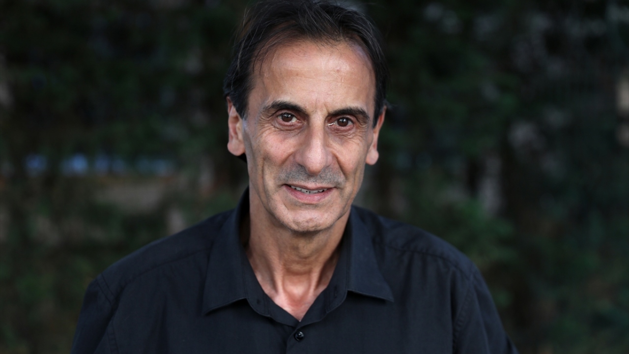 Köpeğine olan sevgisini anlatırken gözyaşlarını tutamadı