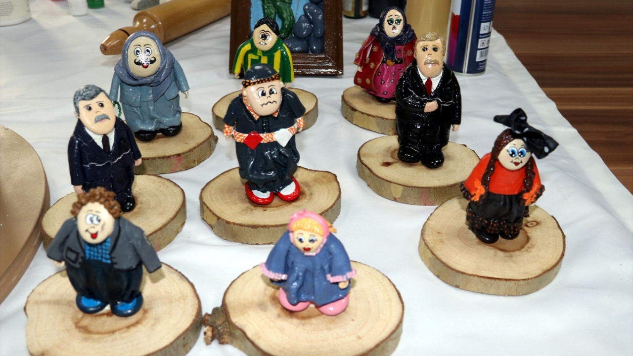 Kursta, tutkalla yapıştırdıkları taşları seramik hamuruyla kaplayan, ardından da boya ve vernikle süsleyen kadınlar, taşları yöresel kıyafetli bebeklere dönüştürmeye başladı.