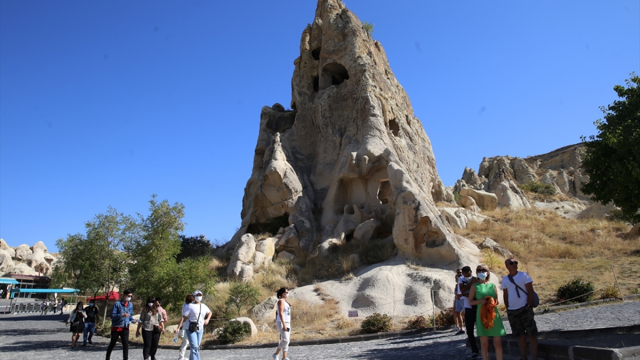 Peribacaları, kayadan oyma tarihi manastır ve kiliseler, yer altı yerleşim alanları ve mağara otelleriyle dikkati çeken bölge, sıcak hava balonu, arazi araçları, at ve develerle düzenlenen tur etkinlikleriyle de turistlerden ilgi görüyor.
